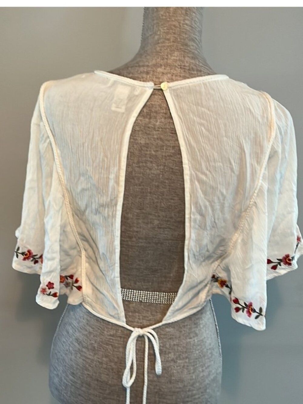 Cropped blouse with embroidery and lace open back. - Picture 3 of 3